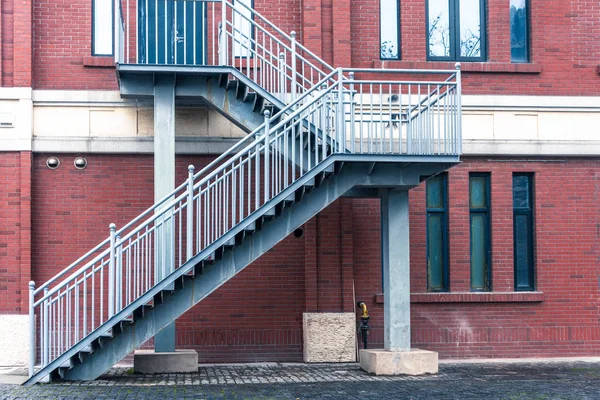 Metalen trap tegen een muur van appartement — Stockfoto