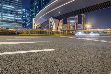 gece modern şehir trafik yolda 