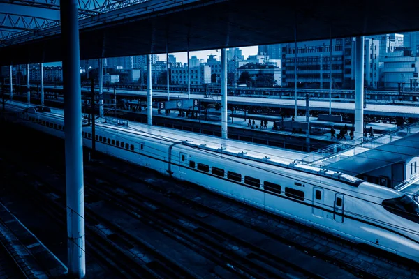 Suddig syn på tåget lämnar plattform — Stockfoto