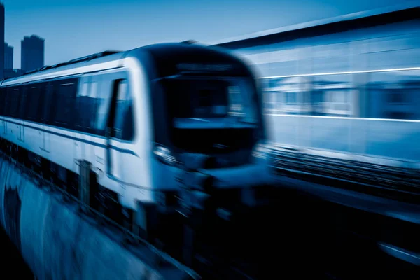 Wazig zicht op trein verlaten platform — Stockfoto