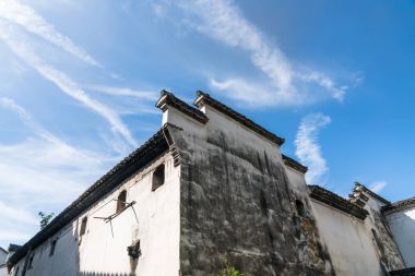 Mavi gökyüzü karşı tarihi binanın çatı