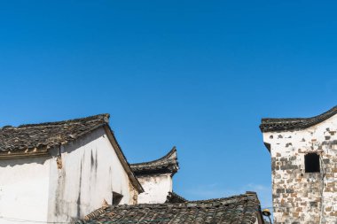 Mavi gökyüzü karşı tarihi binanın çatı