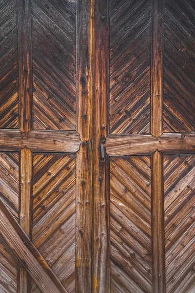 Houten deur van traditioneel huis — Stockfoto