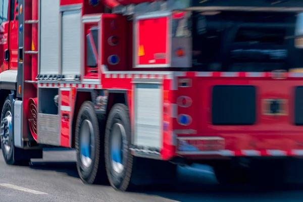 Размытое движение скоростной пожарной машины — стоковое фото