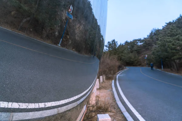 Nowoczesne autostrady przez góry odzwierciedlenie na lustro — Zdjęcie stockowe