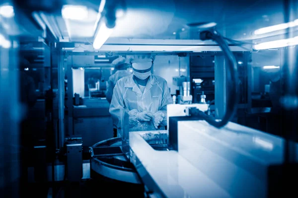 Werknemers en machines in een zonnepaneel verwerkende industrie fabriek — Stockfoto