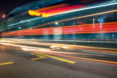 cityscape gece ile kentsel trafik