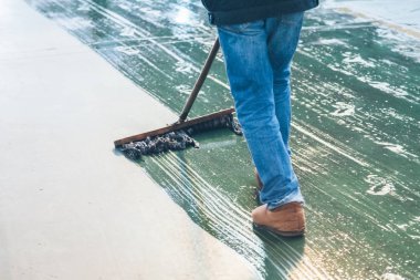 erkek işçinin somut sildiğine düşük bölümü 