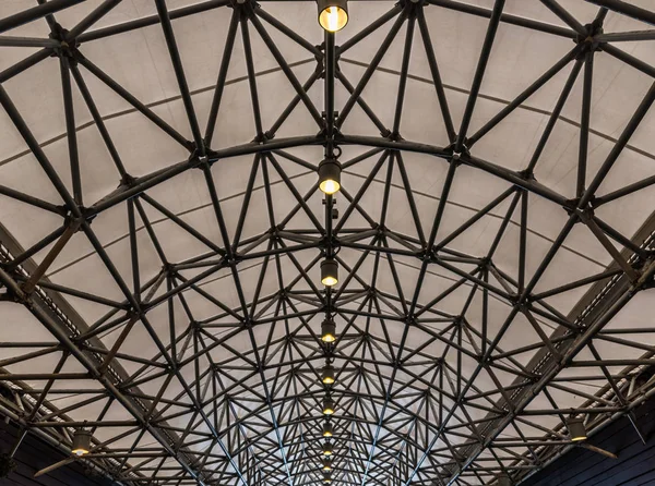 Vista de ángulo bajo del techo del edificio — Foto de Stock