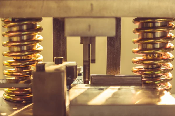 Fechamento de molas espirais de metal de máquinas na fábrica — Fotografia de Stock
