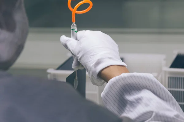 Trabajadores y maquinaria en una fábrica de fabricación de paneles solares —  Fotos de Stock