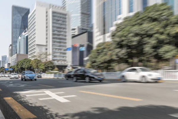 Vista del tráfico urbano en la ciudad moderna —  Fotos de Stock