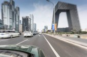 městské dopravní komunikace s panoráma v moderním městě