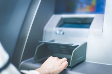 Bankamatik Atm kullanan kadın