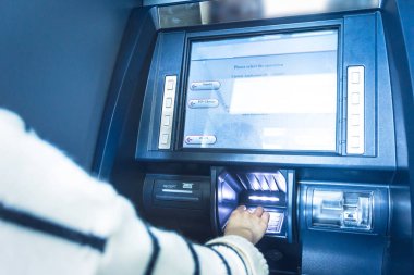 Bankamatik Atm kullanan kadın