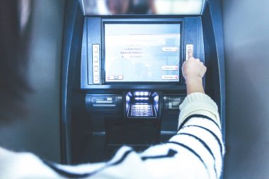 Bankamatik Atm kullanan kadın