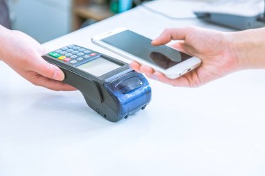 Bir dükkanda mobil ödeme yakın çekim