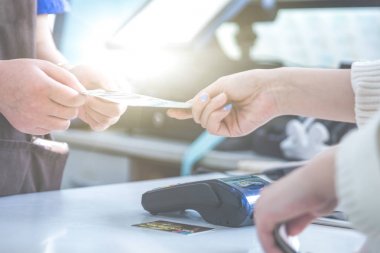 Dükkanı çip ve pin makinede ile nakit ve kart ödeme