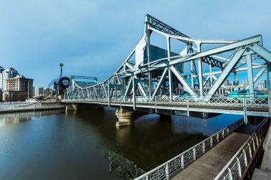 Tianjin Nehri boyunca şehir şehir manzarası