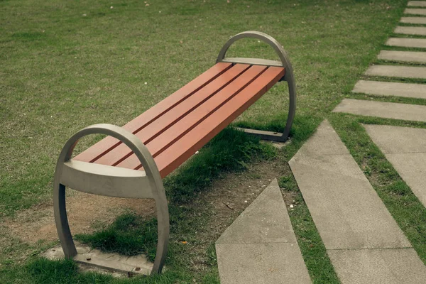 Banco en un parque en un día soleado — Foto de Stock