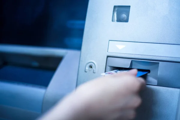 Жінка за допомогою касового апарату-ATM, крупним планом — стокове фото
