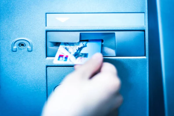 Vrouw met Geldautomaat-Atm, close-up weergave — Stockfoto