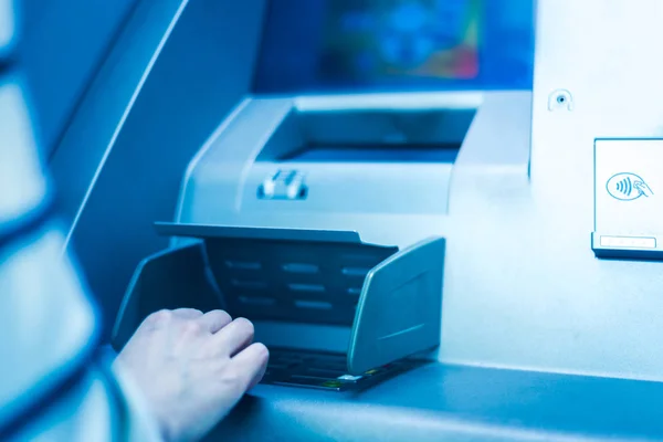 Mulher usando máquina de dinheiro-ATM — Fotografia de Stock