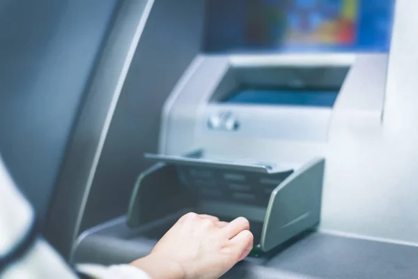 Жінка використовує готівку-автомат-АТМ — стокове фото