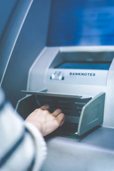 Mulher usando máquina de dinheiro-ATM — Fotografia de Stock