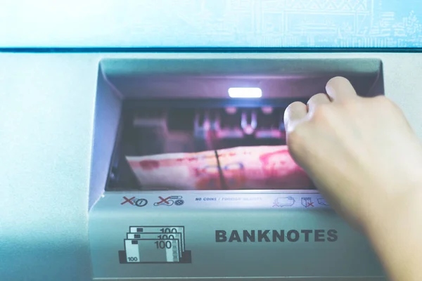 Жінка використовує готівку-автомат-АТМ — стокове фото