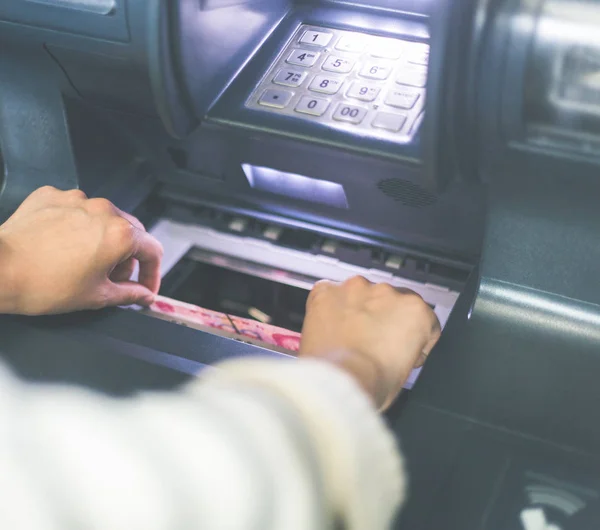 Mulher usando máquina de dinheiro-ATM — Fotografia de Stock