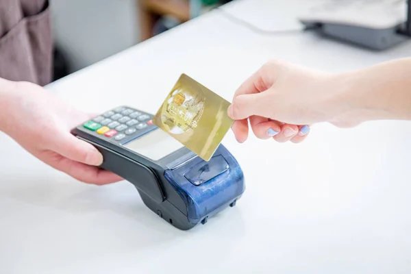 Pagamento de cartão com chip e pino máquina na loja — Fotografia de Stock