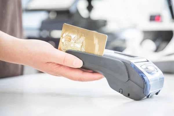Pagamento de cartão com chip e pino máquina na loja — Fotografia de Stock