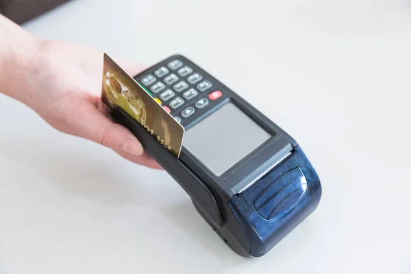 Pagamento de cartão com chip e pino máquina na loja — Fotografia de Stock