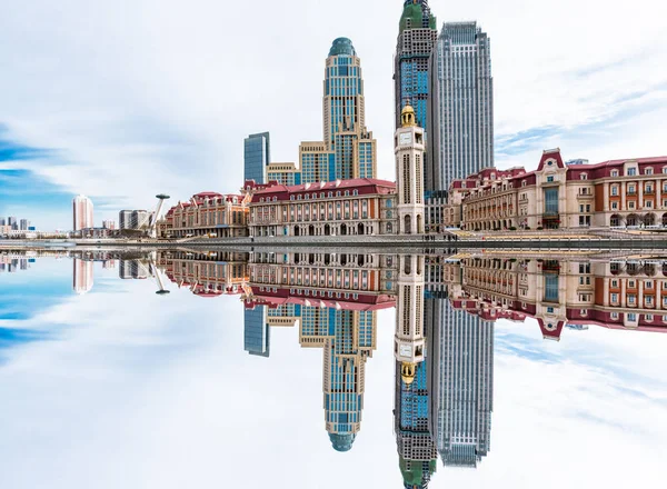De skyline van downtown stad langs de rivier in Tianjin — Stockfoto