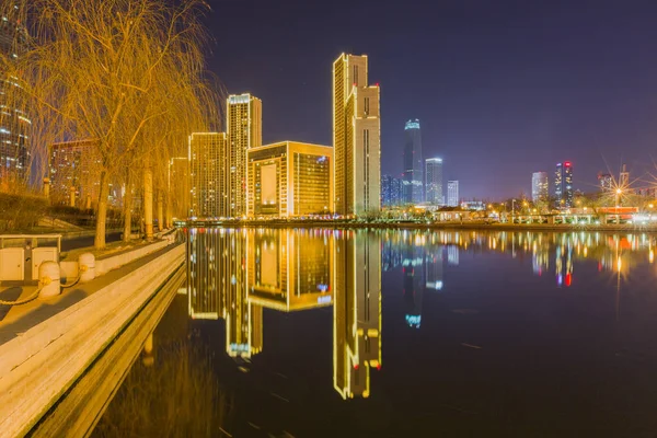 天津の夜の川沿いのダウンタウン街のスカイライン — ストック写真