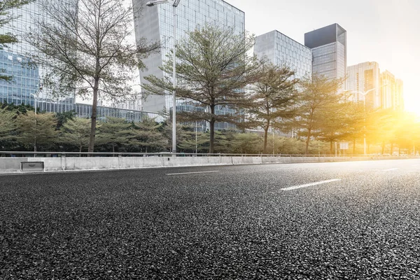 Empty downtown street intersection — Stock Photo, Image