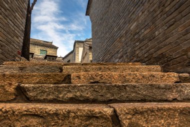 küçük bir köy için önde gelen kaba taş basamaklar
