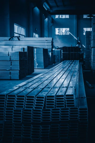 倉庫に長方形の金属パイプの積み上げ — ストック写真