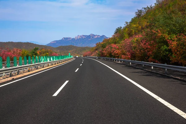 Autostrada moderna attraverso montagne contro cielo — Foto Stock