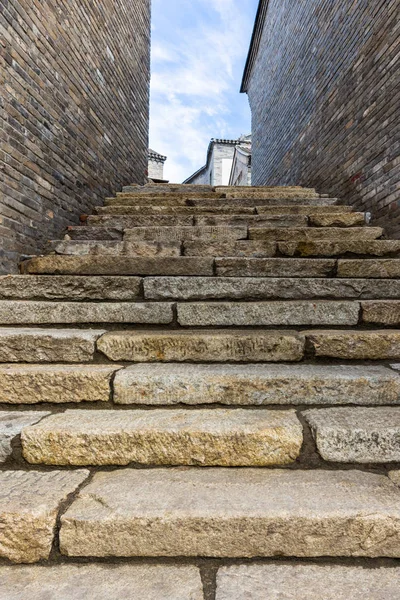 Ruwe stenen trap leidt naar een klein dorp — Stockfoto