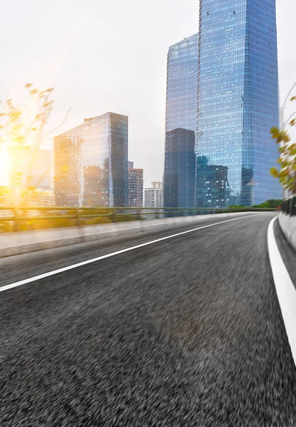 Empty downtown street intersection — Stock Photo, Image