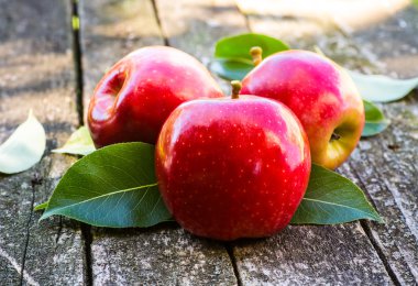 Tahta kutuda kırmızı elmalar. Kopyalama alanı