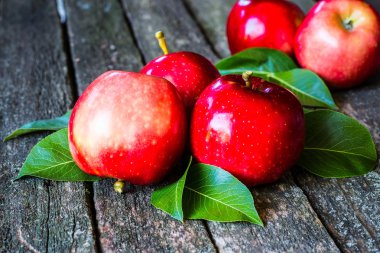 Tahta kutuda kırmızı elmalar. Kopyalama alanı