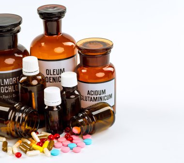 Çeşitli soğuk reçeteli şişeler ve bir wh izole bir şırınga