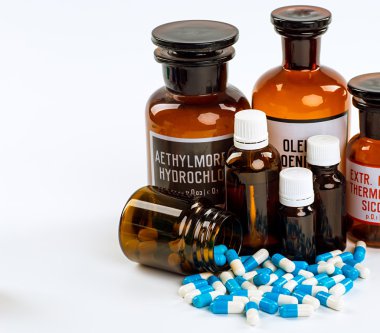 Çeşitli soğuk reçeteli şişeler ve bir wh izole bir şırınga