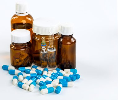 Çeşitli soğuk reçeteli şişeler ve bir wh izole bir şırınga