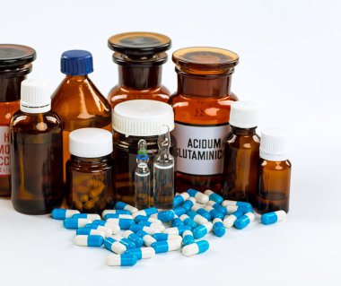 Çeşitli soğuk reçeteli şişeler ve bir wh izole bir şırınga