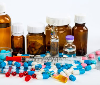 Çeşitli soğuk reçeteli şişeler ve bir wh izole bir şırınga