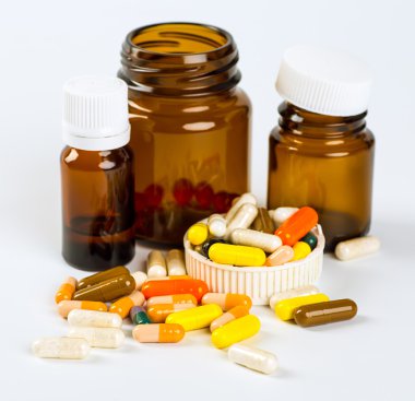 Çeşitli soğuk reçeteli şişeler ve bir wh izole bir şırınga